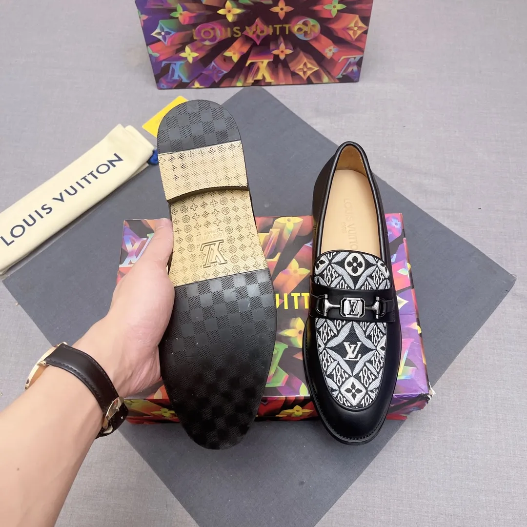 p440【LV】《Lv leather shoes are a must-have for trendy men. 👟Strong European fashion atmosphere. Generous shoe last. High-end quality. Fully imported first-layer cowhide. Sheepskin lining. Comfortable on the feet. Lightweight rubber outsole is thick and comfortable. 👍👍Its unique talent lies in its unremitting pursuit of innovation. 0️⃣0️⃣2️⃣ Code number 39 to 44 (Can be customized for 38.45) No. 0117